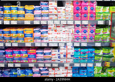 Minsk, Weißrussland - September 27, 2019: Counter mit verschiedenen weiblichen Damenbinden in einem Supermarkt. Stockfoto