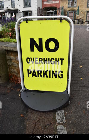 Das ist ein Zeichen: 'Kein Parken über Nacht'. In Olney, zu stoppen, Parken auf dem Marktplatz, wenn ein Markt dort gehalten wird. Stockfoto