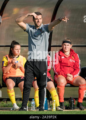 Hempstead Road, UK. 06 Okt, 2019. FC Watford Damen 1 Team Manager Clinton Lancaster während der FA Frauen nationale Liga Süd Spiel zwischen FC Watford Damen und Oxford United Frauen an gaywood Park, Hempstead Road, England am 6. Oktober 2019. Foto von Andy Rowland. Credit: PRiME Media Images/Alamy leben Nachrichten Stockfoto