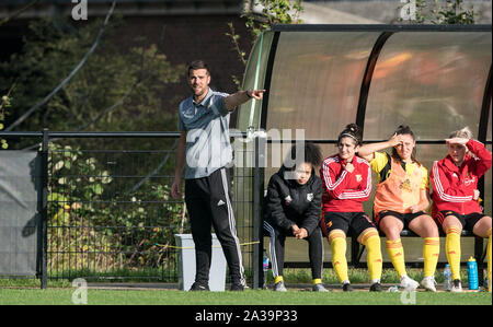 Hempstead Road, UK. 06 Okt, 2019. FC Watford Damen 1 Team Manager Clinton Lancaster während der FA Frauen nationale Liga Süd Spiel zwischen FC Watford Damen und Oxford United Frauen an gaywood Park, Hempstead Road, England am 6. Oktober 2019. Foto von Andy Rowland. Credit: PRiME Media Images/Alamy leben Nachrichten Stockfoto