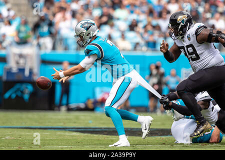 Charlotte, North Carolina, USA. 6. Okt, 2019. Carolina Panthers Quarterback Kyle Allen (7) Fällt die Kugel an der Bank von Amerika Stadium. Die Leoparden schlagen die Jaguare 34-27. Credit: Jason Walle/ZUMA Draht/Alamy leben Nachrichten Stockfoto