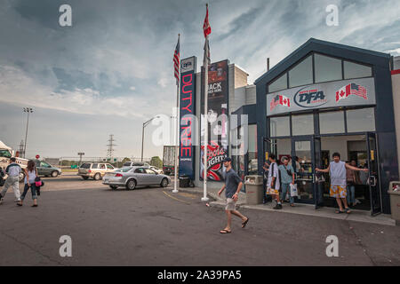 Grenze zwischen den USA und Kanada in Buffalo im Staat New York, Juli 2006 - die Reisenden durch die Duty Free Shop vor der Überquerung der Grenze Stockfoto