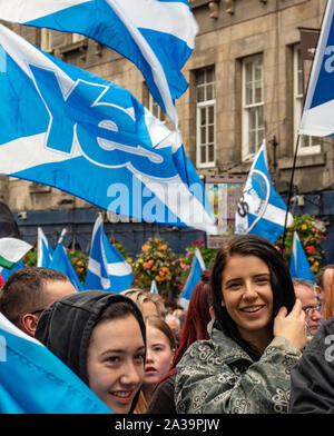Edinburgh, Schottland, Großbritannien - 05 Oktober 2019 - viele Tausende von schottischen Unabhängigkeit Unterstützer nahmen an einem "Alle unter einem Banner - AUOB' Rallye. Stockfoto