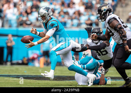 Charlotte, North Carolina, USA. 6. Okt, 2019. Carolina Panthers Quarterback Kyle Allen (7) Fällt die Kugel an der Bank von Amerika Stadium. Die Leoparden schlagen die Jaguare 34-27. Credit: Jason Walle/ZUMA Draht/Alamy leben Nachrichten Stockfoto