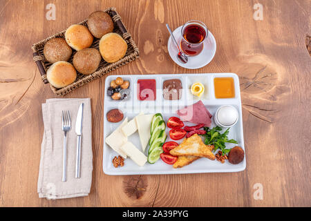 Gesundes Frühstück im türkischen Stil Platte auf hölzernen Tisch im Restaurant. Stockfoto
