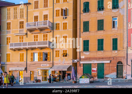 Farbenfrohe italienische Hausfassaden und Geschäfte entlang der Via Giuseppe di Garibaldi in Camogli, Ligurien, Italien, Europa Stockfoto