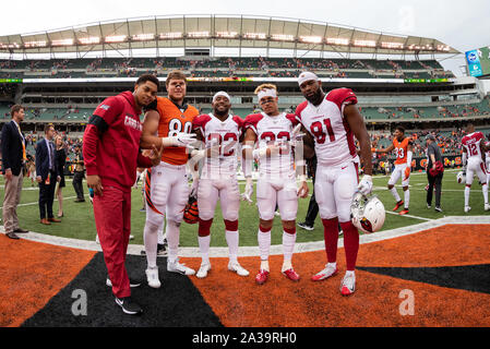 Cincinnati, OH, USA. 06 Okt, 2019. Zeichnete Probe (89) von den Cincinnati Bengals, Budda Baker (32) der Arizona Cardinals, Byron Murphy (33) der Arizona Cardinals und Darrell Daniels (81) der Arizona Cardinals für ein Foto posieren nach einem NFL Football Spiel zwischen den Arizona Cardinals und den Cincinnati Bengals an Paul Brown Stadium am 6. Oktober 2019 in Cincinnati, OH. Adam Lacy/CSM/Alamy leben Nachrichten Stockfoto