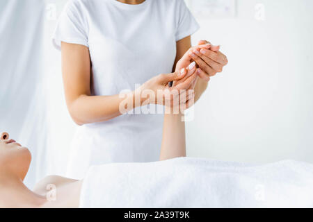 7/8-Ansicht von Masseur, Handmassage zu Frau Stockfoto