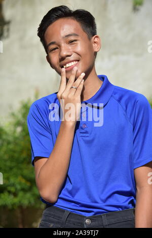 Ein Zaghafter stattlichen Filipino Youngster Stockfoto