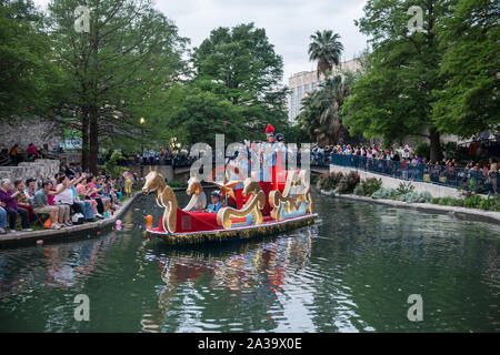 Szene aus dem Texas Kavaliere Fluss Parade auf dem San Antonio River, der durch den Fluss zu Fuß unter den Straßen von San Antonio, Texas Stockfoto