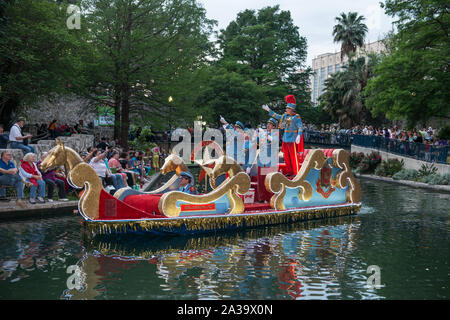 Szene aus dem Texas Kavaliere Fluss Parade auf dem San Antonio River, der durch den Fluss zu Fuß unter den Straßen von San Antonio, Texas Stockfoto