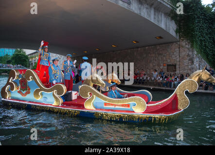Szene aus dem Texas Kavaliere Fluss Parade auf dem San Antonio River, der durch den Fluss zu Fuß unter den Straßen von San Antonio, Texas Stockfoto