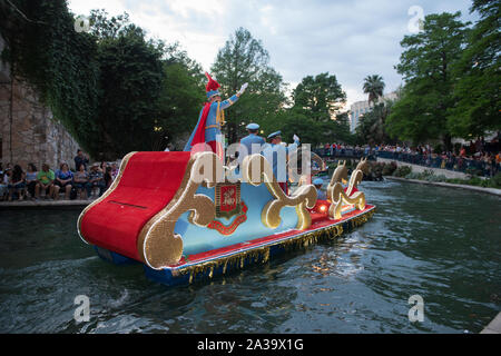Szene aus dem Texas Kavaliere Fluss Parade auf dem San Antonio River, der durch den Fluss zu Fuß unter den Straßen von San Antonio, Texas Stockfoto