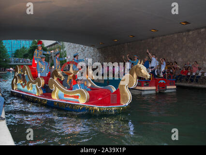 Szene aus dem Texas Kavaliere Fluss Parade auf dem San Antonio River, der durch den Fluss zu Fuß unter den Straßen von San Antonio, Texas Stockfoto