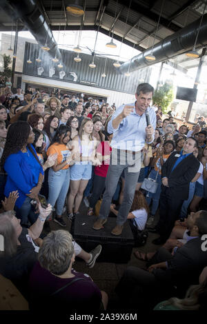 Phoenix, Arizona, USA. 6. Okt, 2019. Demokratische Präsidentschaftskandidat Beto O'Rourke spricht von einer Menschenmenge in Phoenix, Arizona, Sonntag, 6. Oktober, in seiner ersten Kampagne Aussehen im Zustand. wie er Schlachten 18 andere Kandidaten für die richtige Donald Trump für Präsident im Jahr 2020 in Frage zu stellen. O'Roarke ist in den Top Ten der Kandidaten. (Bild: © Rick D'EliaZUMA Draht) Credit: ZUMA Press, Inc./Alamy leben Nachrichten Stockfoto