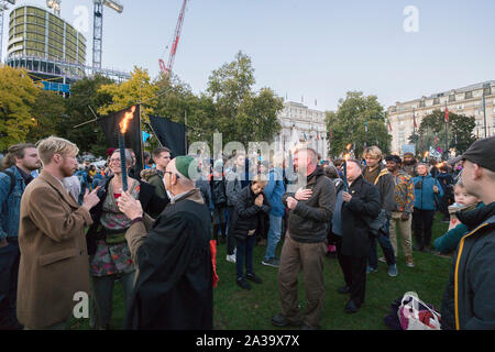 Oktober 6th, 2019, London, UK: Tausende von Aussterben Rebellion Aktivisten im Marble Arch für die Eröffnungsfeier sammeln, fordert "einen Moment innehalten, Atem zu schöpfen, und werfen Sie einen Blick in uns selbst und in dieser evolutionäre Moment miteinander Schritt". Mehrere Aktivisten beleuchtet "Leuchttürme der Wahrheit", die sich auf die verschiedenen Aktionen in London getroffen werden. "Wir verstehen das Leben zu kostbar. Hören wir die Notwendigkeit für eine Pause, so dass wir für das, was Fragen der Menschheit muss sich fragen, bevor er findet Antworten, die in den Full Service zu allen Lebens sind zu hören. Wir fordern die Menschheit genau ich zu hören Stockfoto