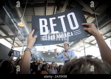 Phoenix, Arizona, USA. 6. Okt, 2019. Demokratische Präsidentschaftskandidat Beto O'Rourke spricht von einer Menschenmenge in Phoenix, Arizona, Sonntag, 6. Oktober, in seiner ersten Kampagne Aussehen im Zustand. wie er Schlachten 18 andere Kandidaten für die richtige Donald Trump für Präsident im Jahr 2020 in Frage zu stellen. O'Roarke ist in den Top Ten der Kandidaten. (Bild: © Rick D'EliaZUMA Draht) Credit: ZUMA Press, Inc./Alamy leben Nachrichten Stockfoto