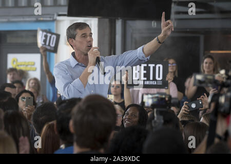 Phoenix, Arizona, USA. 6. Okt, 2019. Demokratische Präsidentschaftskandidat Beto O'Rourke spricht von einer Menschenmenge in Phoenix, Arizona, Sonntag, 6. Oktober, in seiner ersten Kampagne Aussehen im Zustand. wie er Schlachten 18 andere Kandidaten für die richtige Donald Trump für Präsident im Jahr 2020 in Frage zu stellen. O'Roarke ist in den Top Ten der Kandidaten. (Bild: © Rick D'EliaZUMA Draht) Credit: ZUMA Press, Inc./Alamy leben Nachrichten Stockfoto