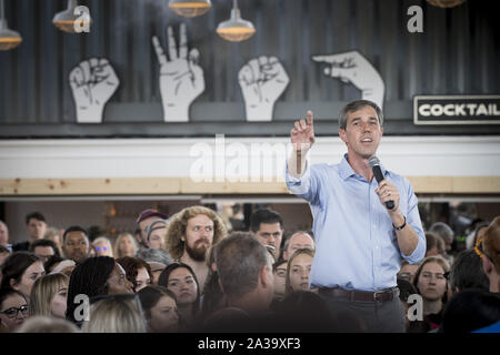 Phoenix, Arizona, USA. 6. Okt, 2019. Demokratische Präsidentschaftskandidat Beto O'Rourke spricht von einer Menschenmenge in Phoenix, Arizona, Sonntag, 6. Oktober, in seiner ersten Kampagne Aussehen im Zustand. wie er Schlachten 18 andere Kandidaten für die richtige Donald Trump für Präsident im Jahr 2020 in Frage zu stellen. O'Roarke ist in den Top Ten der Kandidaten. (Bild: © Rick D'EliaZUMA Draht) Credit: ZUMA Press, Inc./Alamy leben Nachrichten Stockfoto