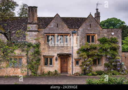 Hübschen Cottages mit Kletterpflanzen im Dorf von Chipping Campden, in der englischen Grafschaft Gloucestershire, Cotswolds, Großbritannien Stockfoto