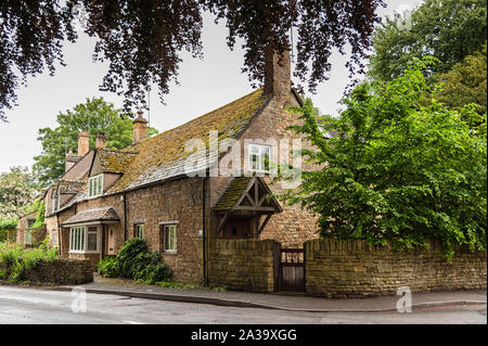 Hübschen Cottages mit Kletterpflanzen im Dorf von Chipping Campden, in der englischen Grafschaft Gloucestershire, Cotswolds, Großbritannien Stockfoto