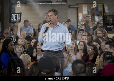 Phoenix, Arizona, USA. 6. Okt, 2019. Demokratische Präsidentschaftskandidat Beto O'Rourke spricht von einer Menschenmenge in Phoenix, Arizona, Sonntag, 6. Oktober, in seiner ersten Kampagne Aussehen im Zustand. wie er Schlachten 18 andere Kandidaten für die richtige Donald Trump für Präsident im Jahr 2020 in Frage zu stellen. O'Roarke ist in den Top Ten der Kandidaten. (Bild: © Rick D'EliaZUMA Draht) Credit: ZUMA Press, Inc./Alamy leben Nachrichten Stockfoto