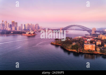 Sehenswürdigkeiten der Stadt Sydney um Sydney Harbour und Circular Quay gegenüber von Kirribilli wohlhabenden Vorort auf der unteren North Shore bei Sonnenaufgang in der Luft Stockfoto