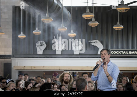 Phoenix, Arizona, USA. 6. Okt, 2019. Demokratische Präsidentschaftskandidat Beto O'Rourke spricht von einer Menschenmenge in Phoenix, Arizona, Sonntag, 6. Oktober, in seiner ersten Kampagne Aussehen im Zustand. wie er Schlachten 18 andere Kandidaten für die richtige Donald Trump für Präsident im Jahr 2020 in Frage zu stellen. O'Roarke ist in den Top Ten der Kandidaten. (Bild: © Rick D'EliaZUMA Draht) Credit: ZUMA Press, Inc./Alamy leben Nachrichten Stockfoto