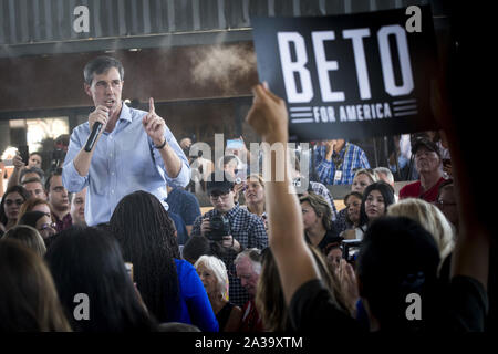 Phoenix, Arizona, USA. 6. Okt, 2019. Demokratische Präsidentschaftskandidat Beto O'Rourke spricht von einer Menschenmenge in Phoenix, Arizona, Sonntag, 6. Oktober, in seiner ersten Kampagne Aussehen im Zustand. wie er Schlachten 18 andere Kandidaten für die richtige Donald Trump für Präsident im Jahr 2020 in Frage zu stellen. O'Roarke ist in den Top Ten der Kandidaten. (Bild: © Rick D'EliaZUMA Draht) Credit: ZUMA Press, Inc./Alamy leben Nachrichten Stockfoto