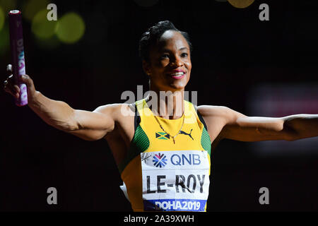 DOHA, Katar. 06 Okt, 2019. Anastasia Le-Roy von Jamaika begrüßt das Publikum vor konkurrierenden bei Frauen 4x100m Staffel finale bei Tag 10 der IAAF Leichtathletik WM - Doha 2019 bei Khalifa International Stadium am Sonntag, Oktober 06, 2019 in Doha, Katar. Credit: Taka G Wu/Alamy leben Nachrichten Stockfoto