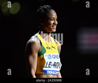 DOHA, Katar. 06 Okt, 2019. Anastasia Le-Roy von Jamaika begrüßt das Publikum vor konkurrierenden bei Frauen 4x100m Staffel finale bei Tag 10 der IAAF Leichtathletik WM - Doha 2019 bei Khalifa International Stadium am Sonntag, Oktober 06, 2019 in Doha, Katar. Credit: Taka G Wu/Alamy leben Nachrichten Stockfoto