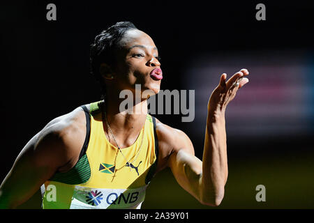 DOHA, Katar. 06 Okt, 2019. Anastasia Le-Roy von Jamaika begrüßt das Publikum vor konkurrierenden bei Frauen 4x100m Staffel finale bei Tag 10 der IAAF Leichtathletik WM - Doha 2019 bei Khalifa International Stadium am Sonntag, Oktober 06, 2019 in Doha, Katar. Credit: Taka G Wu/Alamy leben Nachrichten Stockfoto