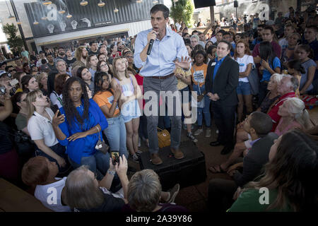 Phoenix, Arizona, USA. 6. Okt, 2019. Demokratische Präsidentschaftskandidat Beto O'Rourke spricht von einer Menschenmenge in Phoenix, Arizona, Sonntag, 6. Oktober, in seiner ersten Kampagne Aussehen im Zustand. wie er Schlachten 18 andere Kandidaten für die richtige Donald Trump für Präsident im Jahr 2020 in Frage zu stellen. O'Roarke ist in den Top Ten der Kandidaten. (Bild: © Rick D'EliaZUMA Draht) Credit: ZUMA Press, Inc./Alamy leben Nachrichten Stockfoto