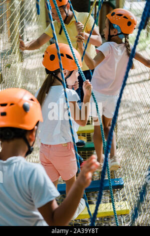 Selektiver Fokus der multikulturellen Kinder klettern außerhalb Stockfoto