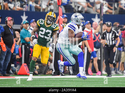 Okt 6, 2019: Dallas Cowboys wide receiver Amari Cooper #19 empfang Im ersten Quartal macht für einen ersten Abstieg während ein NFL Spiel zwischen den Green Bay Packers und die Dallas Cowboys bei AT&T Stadium in Arlington, TX Albert Pena/CSM Stockfoto
