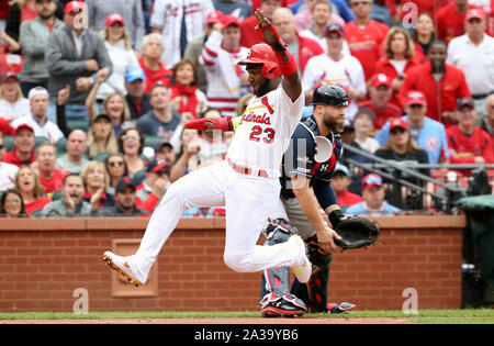 St. Louis, USA. 06 Okt, 2019. St. Louis Cardinals Marcell Ozuna Scores vor Atlanta Braves catcher Brian McCann auf ein Opfer Fliege Kugel im zweiten Inning von Spiel 3 der nationalen Liga Division Spiel am Busch Stadium in St. Louis am Sonntag, 6. Oktober 2019. Foto von Bill Greenblatt/UPI Quelle: UPI/Alamy leben Nachrichten Stockfoto