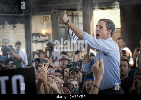 Phoenix, Arizona, USA. 6. Okt, 2019. Demokratische Präsidentschaftskandidat Beto O'Rourke spricht von einer Menschenmenge in Phoenix, Arizona, Sonntag, 6. Oktober, in seiner ersten Kampagne Aussehen im Zustand. wie er Schlachten 18 andere Kandidaten für die richtige Donald Trump für Präsident im Jahr 2020 in Frage zu stellen. O'Roarke ist in den Top Ten der Kandidaten. (Bild: © Rick D'EliaZUMA Draht) Credit: ZUMA Press, Inc./Alamy leben Nachrichten Stockfoto