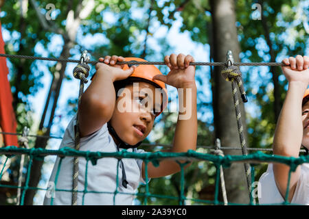 7/8-Ansicht von Kindern in der Nähe von niedlichen afrikanische amerikanische Kind in Helm Stockfoto