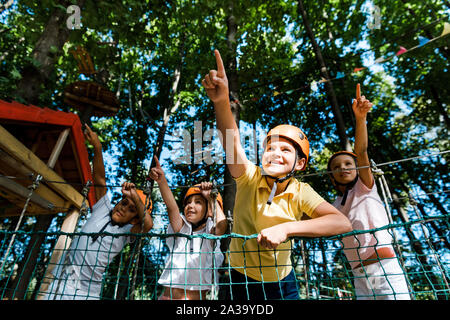 Low Angle View von Happy multikulturellen Kinder zeigen mit den Fingern Stockfoto