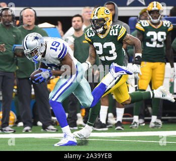 Arlington, USA. 06 Okt, 2019. Dallas Cowboys Amari Cooper macht einen Haken vor der Green Bay Packers Jaire Alexander während der NFL Spiel AT&T Stadium in Arlington, Texas am Sonntag, 6. Oktober 2019. Foto von Ian Halperin/UPI Quelle: UPI/Alamy leben Nachrichten Stockfoto