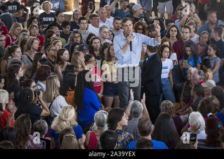 Phoenix, Arizona, USA. 6. Okt, 2019. Demokratische Präsidentschaftskandidat Beto O'Rourke spricht von einer Menschenmenge in Phoenix, Arizona, Sonntag, 6. Oktober, in seiner ersten Kampagne Aussehen im Zustand. wie er Schlachten 18 andere Kandidaten für die richtige Donald Trump für Präsident im Jahr 2020 in Frage zu stellen. O'Roarke ist in den Top Ten der Kandidaten. (Bild: © Rick D'EliaZUMA Draht) Credit: ZUMA Press, Inc./Alamy leben Nachrichten Stockfoto