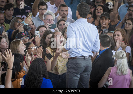 Phoenix, Arizona, USA. 6. Okt, 2019. Demokratische Präsidentschaftskandidat Beto O'Rourke spricht von einer Menschenmenge in Phoenix, Arizona, Sonntag, 6. Oktober, in seiner ersten Kampagne Aussehen im Zustand. wie er Schlachten 18 andere Kandidaten für die richtige Donald Trump für Präsident im Jahr 2020 in Frage zu stellen. O'Roarke ist in den Top Ten der Kandidaten. (Bild: © Rick D'EliaZUMA Draht) Credit: ZUMA Press, Inc./Alamy leben Nachrichten Stockfoto