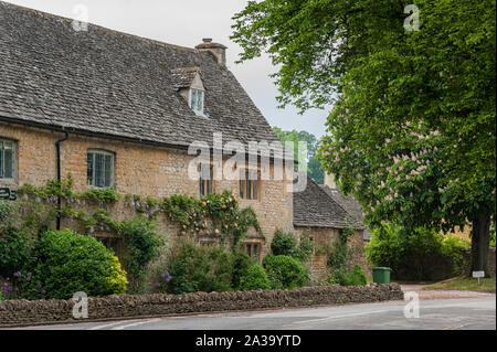 Typische Cotswold Cottage auf dem Fluss Auge, Lower Slaughter, Gloucestershire, Cotswolds, England, Großbritannien Stockfoto