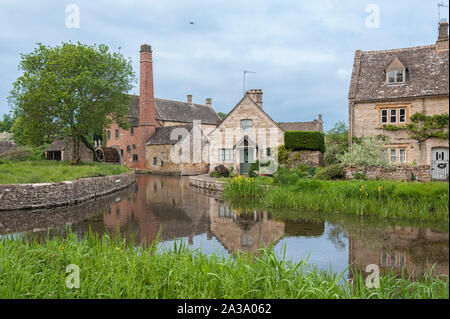 Die alte Mühle am Fluss Auge in dem schönen Dorf Lower Slaughter, Cotswolds, Gloucestershire, England, Vereinigtes Königreich, Stockfoto