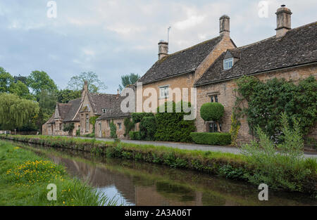 Typische Cotswold Cottage auf dem Fluss Auge, Lower Slaughter, Gloucestershire, Cotswolds, England, Großbritannien Stockfoto