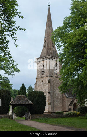 Marienkirche mit Friedhof im Dorf Lower Slaughter, Cotswolds, Gloucestershire, England, Großbritannien Stockfoto