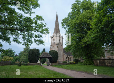 Marienkirche mit Friedhof im Dorf Lower Slaughter, Cotswolds, Gloucestershire, England, Großbritannien Stockfoto