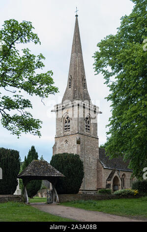 Marienkirche mit Friedhof im Dorf Lower Slaughter, Cotswolds, Gloucestershire, England, Großbritannien Stockfoto