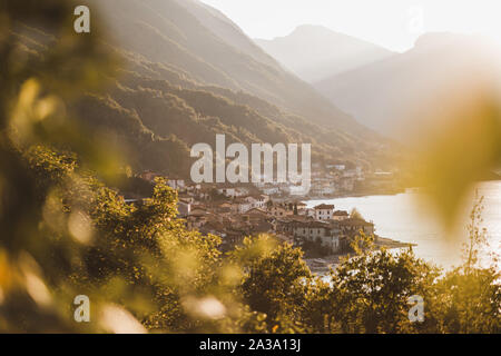 Herbst Postkarte Küste Blick auf den Comer See - berühmte und beliebte italienische Wahrzeichen. Kleine gemütliche europäischen Dorf mit Blick auf die Berge. Stockfoto