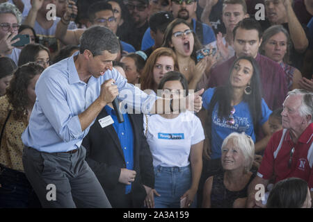 Phoenix, Arizona, USA. 6. Okt, 2019. Demokratische Präsidentschaftskandidat Beto O'Rourke spricht von einer Menschenmenge in Phoenix, Arizona, Sonntag, 6. Oktober, in seiner ersten Kampagne Aussehen im Zustand. wie er Schlachten 18 andere Kandidaten für die richtige Donald Trump für Präsident im Jahr 2020 in Frage zu stellen. O'Roarke ist in den Top Ten der Kandidaten. (Bild: © Rick D'EliaZUMA Draht) Credit: ZUMA Press, Inc./Alamy leben Nachrichten Stockfoto